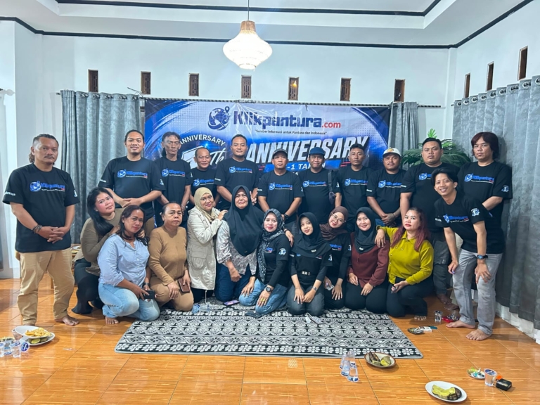 Jajaran redaksi dan tamu undangan HUT ke-1 KlikPantura.com di Cisarua Bogor