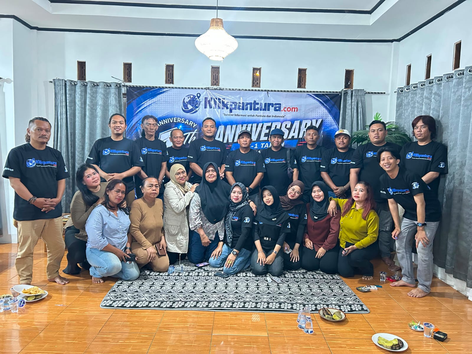 Jajaran redaksi dan tamu undangan HUT ke-1 KlikPantura.com di Cisarua Bogor