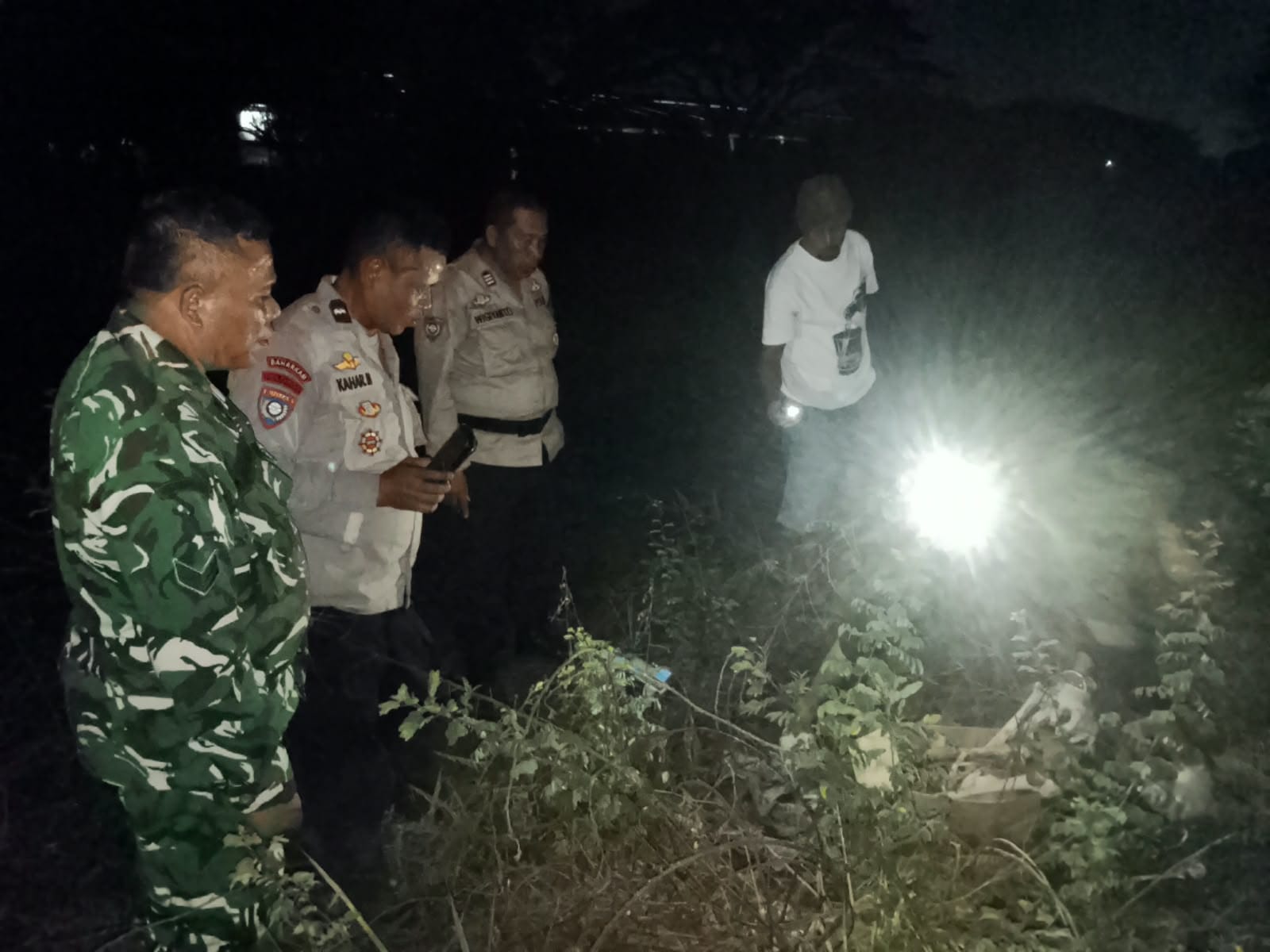 Petugas memeriksa lokasi penemuan kerangka diduga manusia di Kuta Bumi Pasar Kemis