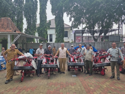 Petugas pertanian Kabupaten Tangerang meninjau pengairan sawah untuk mendukung mitigasi kekeringan lahan pertanian.