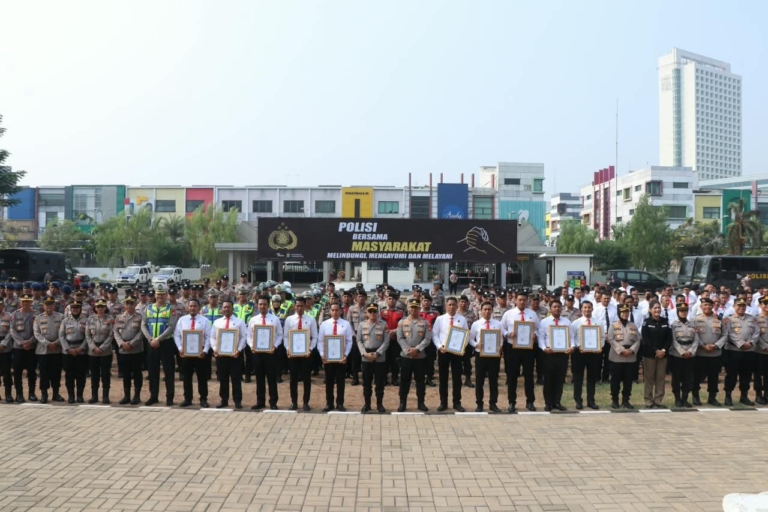 12 Personel Polres Metro Tangerang Kota Terima Penghargaan atas Pengungkapan 25 Kg Sabu