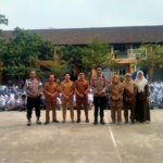 Kapolsek Mauk bersama jajaran kepolisian dan pihak sekolah dalam kegiatan edukasi Polisi Peduli Sekolah di SMKN 5 Kabupaten Tangerang.