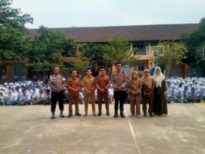 Kapolsek Mauk bersama jajaran kepolisian dan pihak sekolah dalam kegiatan edukasi Polisi Peduli Sekolah di SMKN 5 Kabupaten Tangerang.