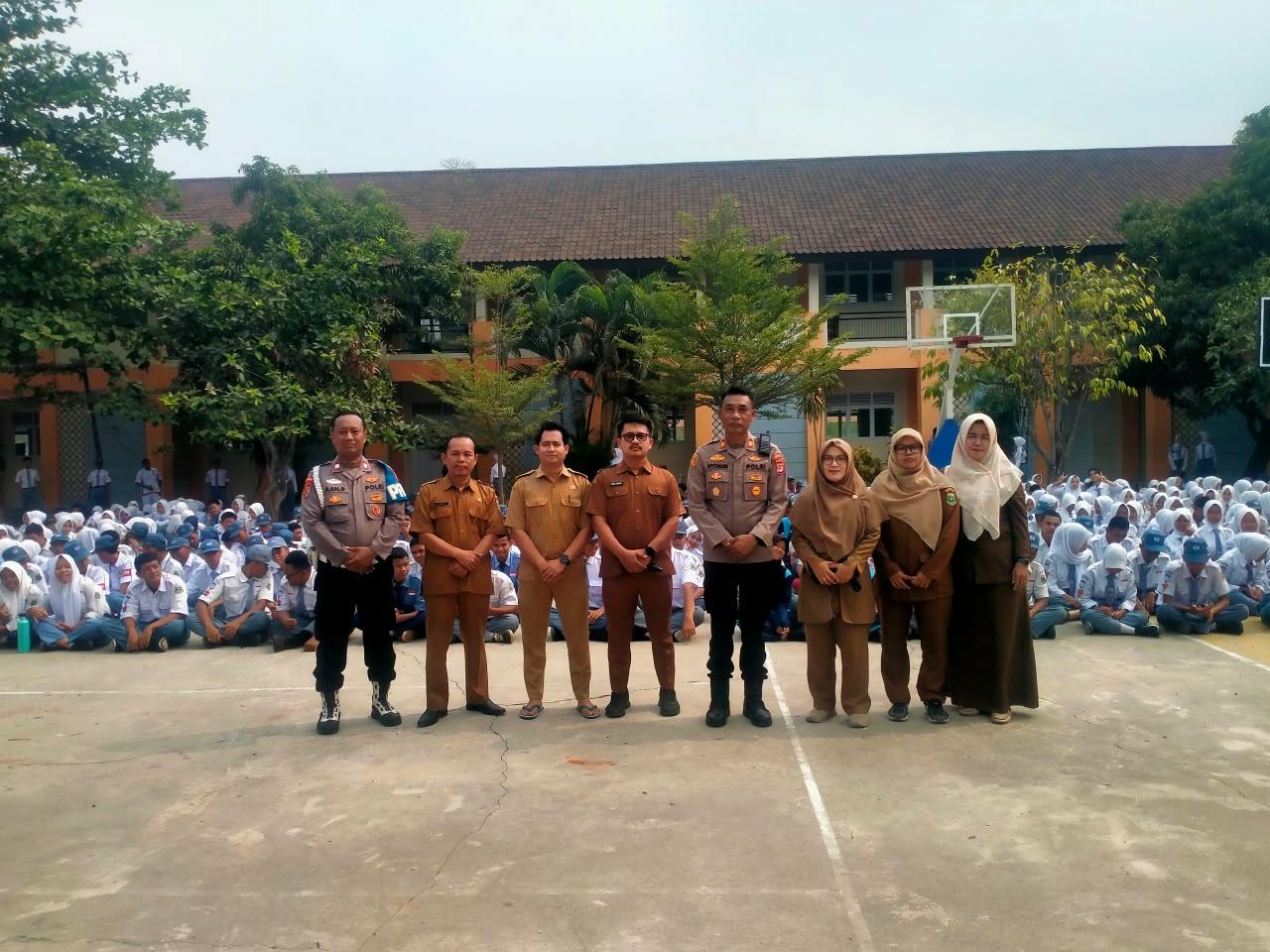 Kapolsek Mauk bersama jajaran kepolisian dan pihak sekolah dalam kegiatan edukasi Polisi Peduli Sekolah di SMKN 5 Kabupaten Tangerang.