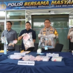 Kapolresta Tangerang bersama petugas memperlihatkan barang bukti dalam pengungkapan dugaan produksi narkotika sintetis di tiga lokasi.