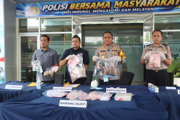 Kapolresta Tangerang bersama petugas memperlihatkan barang bukti dalam pengungkapan dugaan produksi narkotika sintetis di tiga lokasi.
