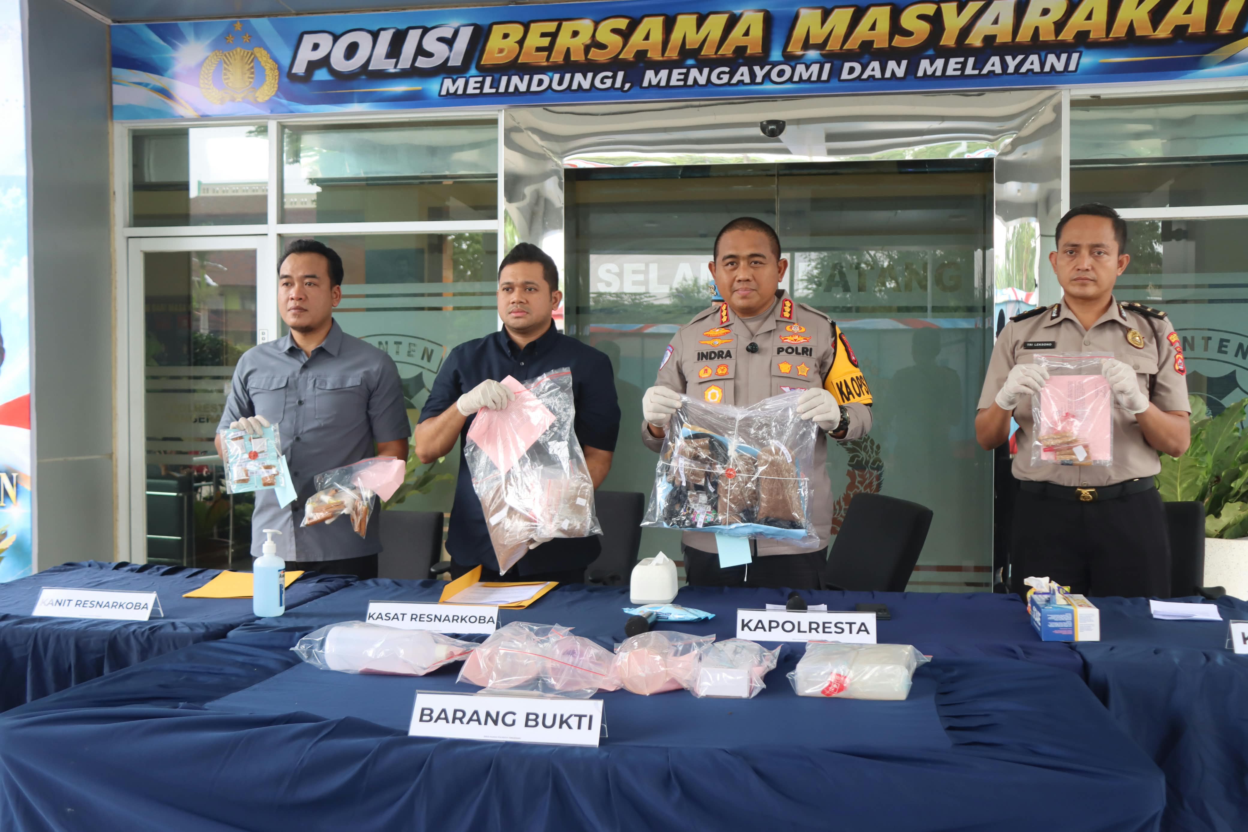 Kapolresta Tangerang bersama petugas memperlihatkan barang bukti dalam pengungkapan dugaan produksi narkotika sintetis di tiga lokasi.