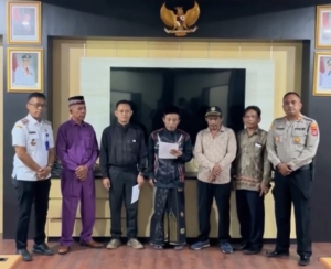 Jemaat GKPI dan Aji Cahyono Putra menyampaikan pernyataan perdamaian di Kecamatan Rajeg