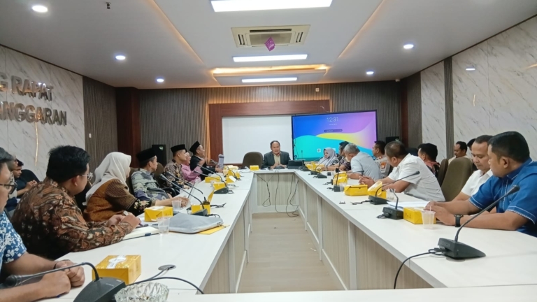 Rapat Dengar Pendapat Komisi I DPRD Kota Tangerang membahas sengketa tanah wakaf Makam Galeong di Karawaci.