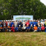 Karyawan dan peserta kegiatan InPower Eco Action berfoto bersama di kawasan mangrove dalam rangka HUT ke-31 Indonesia Power.