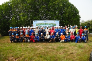 Karyawan dan peserta kegiatan InPower Eco Action berfoto bersama di kawasan mangrove dalam rangka HUT ke-31 Indonesia Power.