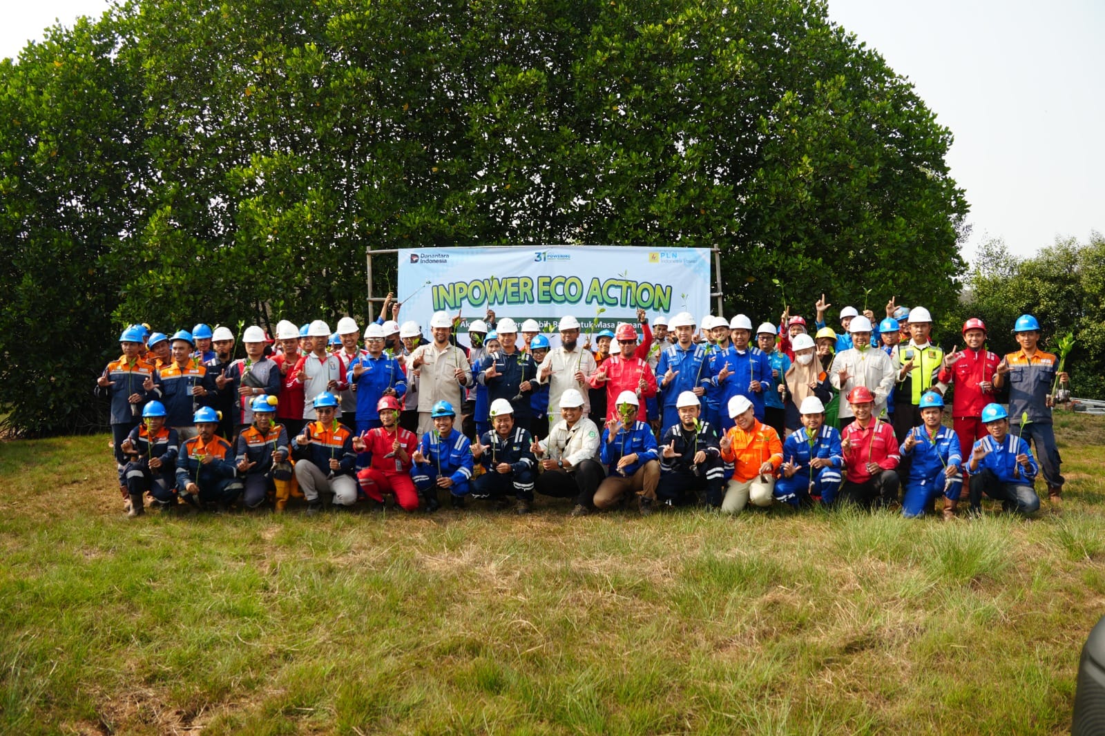Karyawan dan peserta kegiatan InPower Eco Action berfoto bersama di kawasan mangrove dalam rangka HUT ke-31 Indonesia Power.
