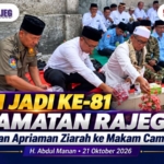 Camat Rajeg Oman Apriaman bersama jajaran dan elemen masyarakat saat ziarah ke makam camat pertama Rajeg, almarhum H. Abdul Manan.