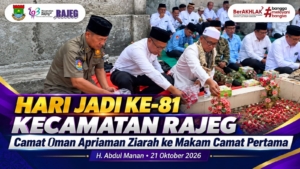 Camat Rajeg Oman Apriaman bersama jajaran dan elemen masyarakat saat ziarah ke makam camat pertama Rajeg, almarhum H. Abdul Manan.