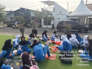 Kapolsek Mauk memberikan pembinaan kepada pelajar SMAN 2 Kabupaten Tangerang di halaman Kantor Kecamatan Mauk