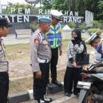 Petugas Satlantas Polresta Tangerang memeriksa pengendara sepeda motor dalam Operasi Patuh Maung 2026 di kawasan Puspemkab Tangerang.
