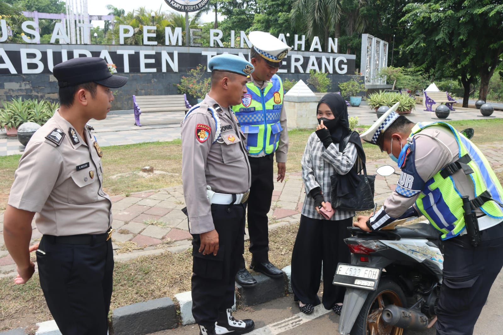 Petugas Satlantas Polresta Tangerang memeriksa pengendara sepeda motor dalam Operasi Patuh Maung 2026 di kawasan Puspemkab Tangerang.