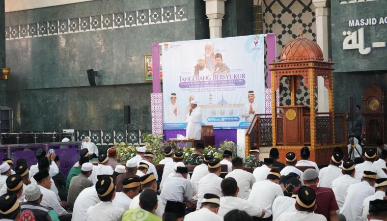 KH Ubaidillah menyampaikan tausiyah dalam acara Tangerang Bersyukur di Masjid Agung Al-Amjad Tigaraksa.