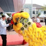 Bupati Tangerang Moch. Maesyal Rasyid menyambut pertunjukan barongsai dalam Festival Budaya Pakuhaji 2026.