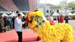 Bupati Tangerang Moch. Maesyal Rasyid menyambut pertunjukan barongsai dalam Festival Budaya Pakuhaji 2026.