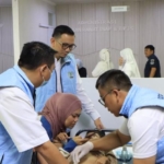 Petugas medis melaksanakan khitanan massal bagi anak di RSUD Tigaraksa Kabupaten Tangerang.