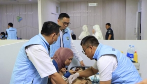 Petugas medis melaksanakan khitanan massal bagi anak di RSUD Tigaraksa Kabupaten Tangerang.
