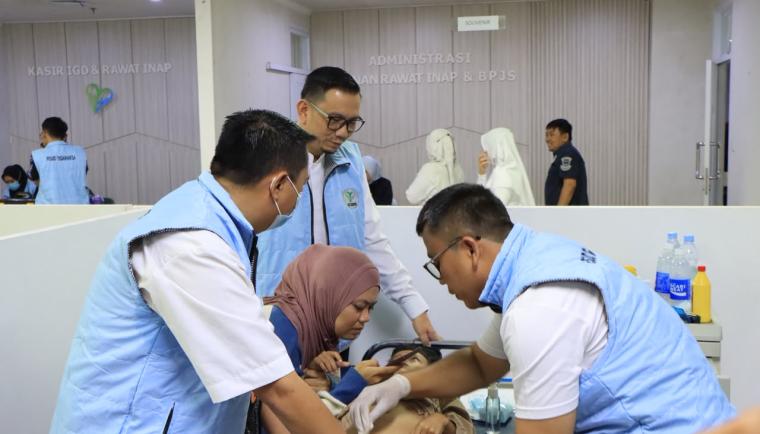 Petugas medis melaksanakan khitanan massal bagi anak di RSUD Tigaraksa Kabupaten Tangerang.